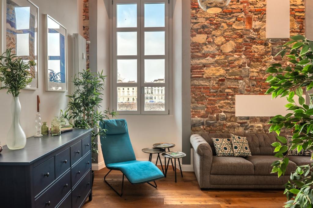 The Place to Be, Florencie