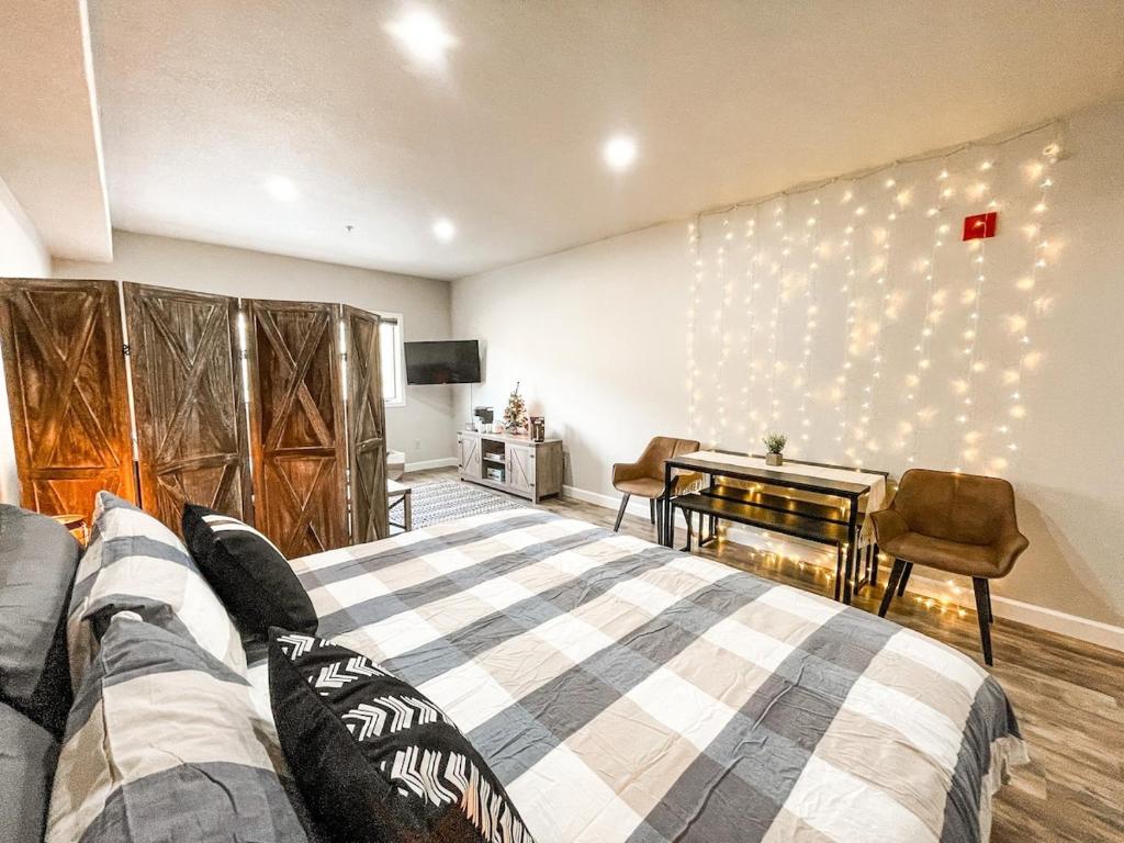 Cozy Mountain Suite - hot tub, pool, gym - mins to lift, Keystone