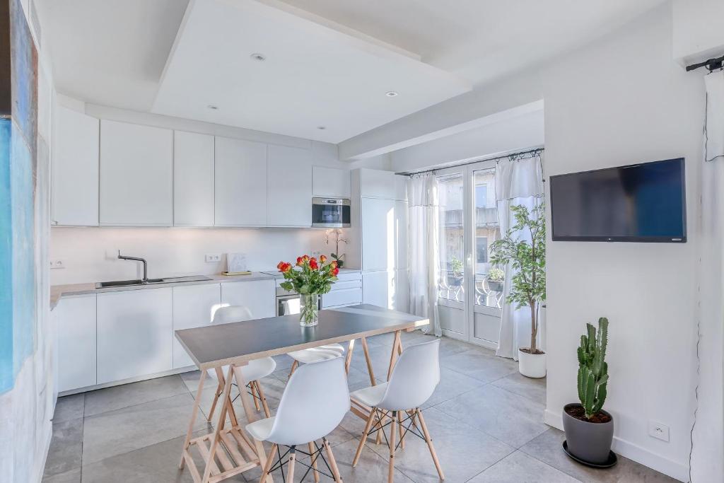 Centre-ville – Appartement (A/C) 6 personnes – 5 minutes plages et gare by Weekome - 5