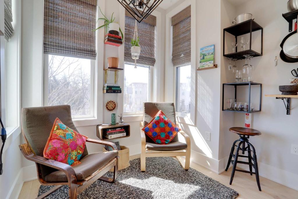 Sojourn Worldly 1 BR 2 BA 2 Blocks to Shaw Metro, Washington