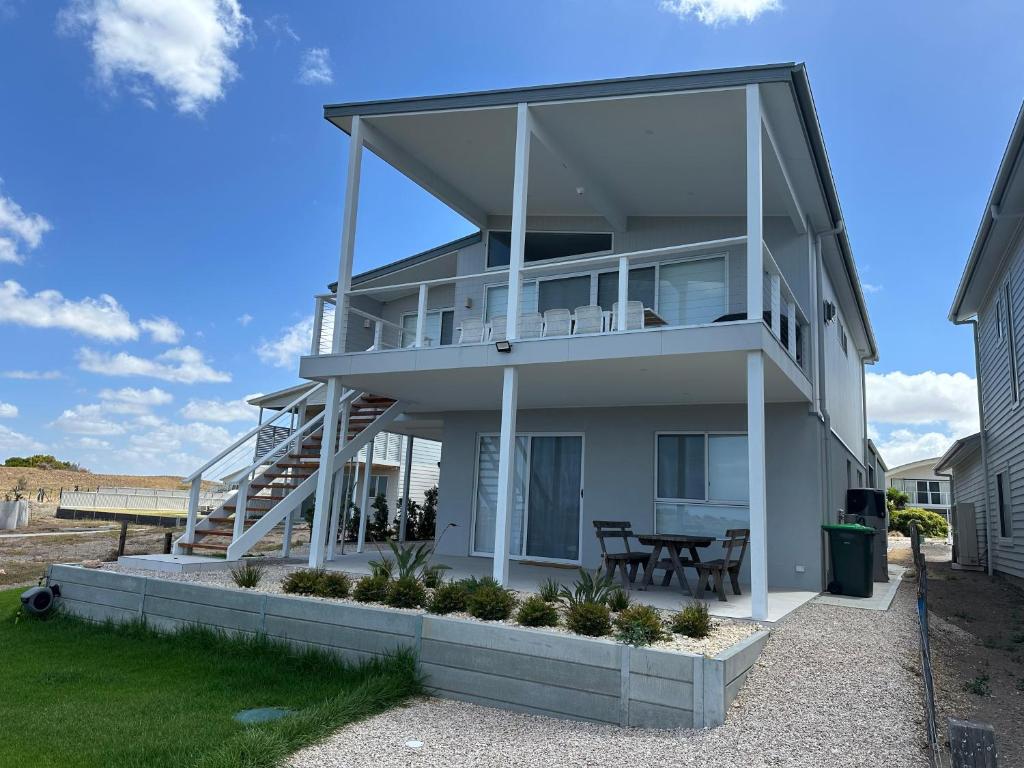 Pleasant View Too, Port Julia