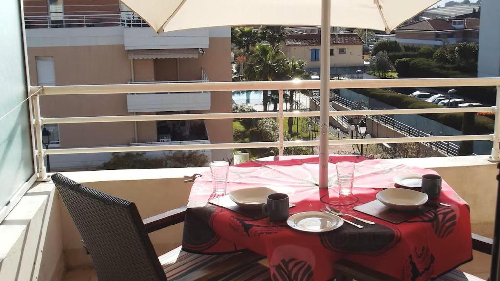 Award Winning with pool and sea views - 4