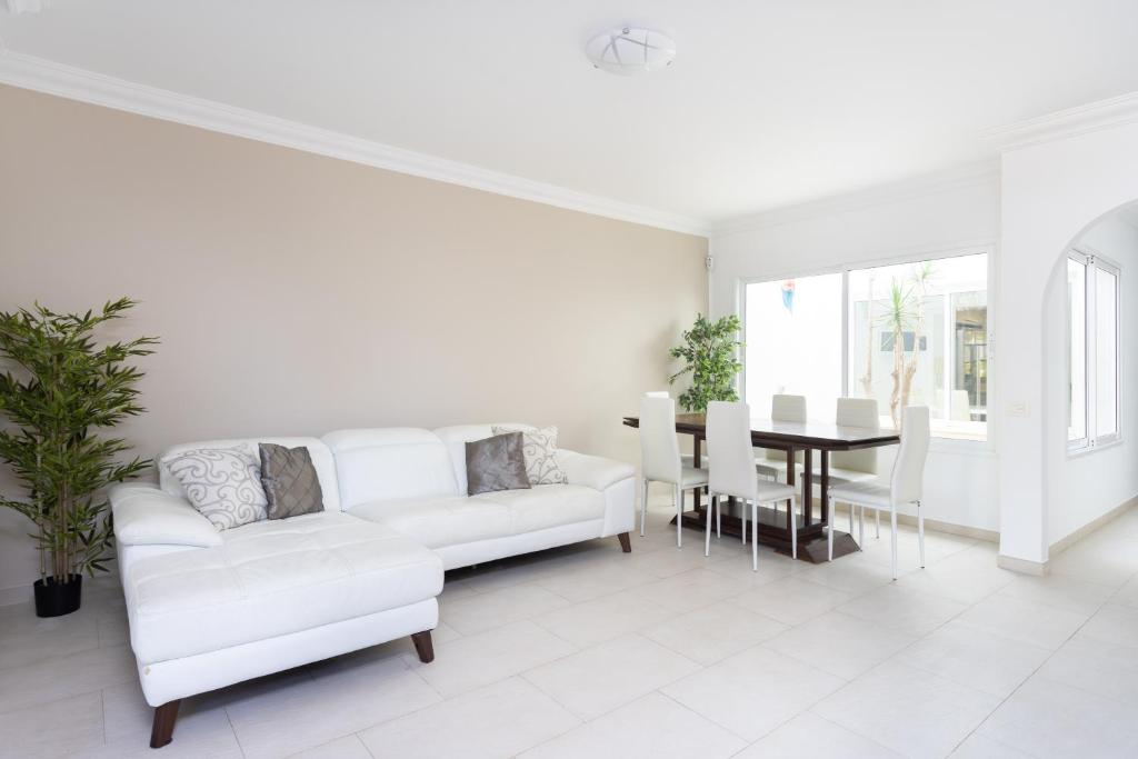 Exclusive Townhouse in Central Plaza del Duque Close to the Beach - 2