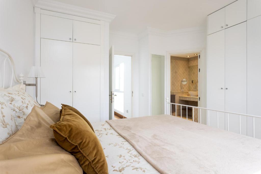 Exclusive Townhouse in Central Plaza del Duque Close to the Beach - 4