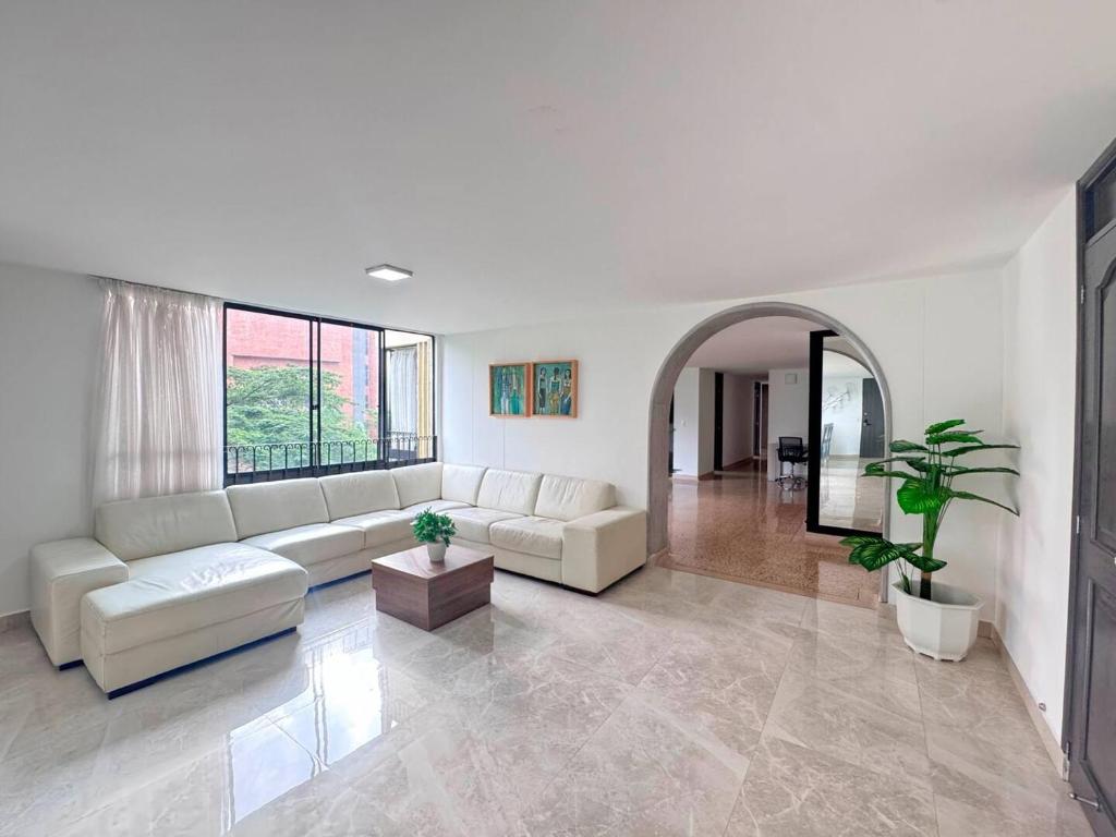 4br 232 M Apartment In El Poblado, El Tesoro, Medellín