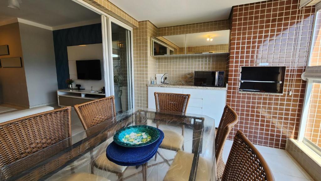 Costa Azure - Apto com Churrasqueira, 2 Vagas Cobertas, 2 Serviços de Praia e Ar Condicionado Completo - Próximo às praias de Riviera e Itaguaré, Bertioga