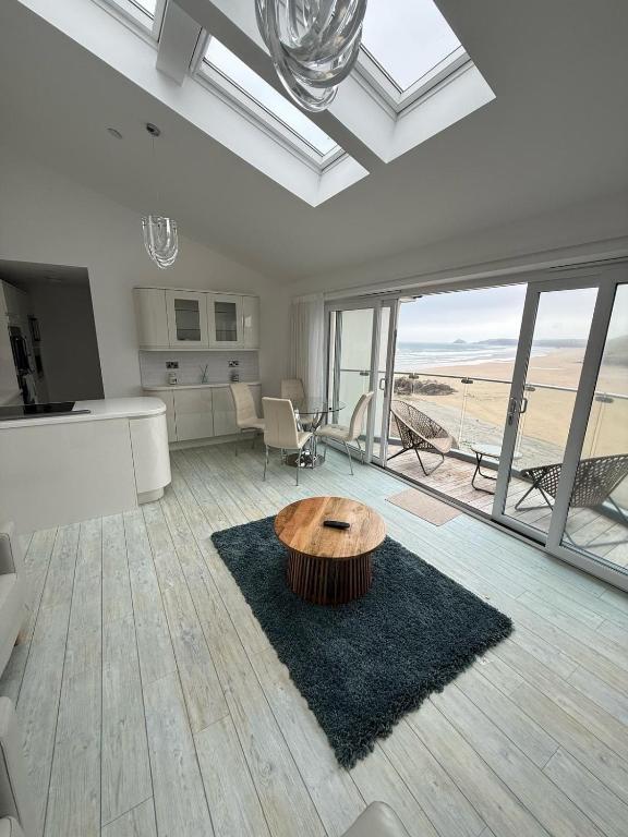 Stylish beachfront penthouse, Perranporth
