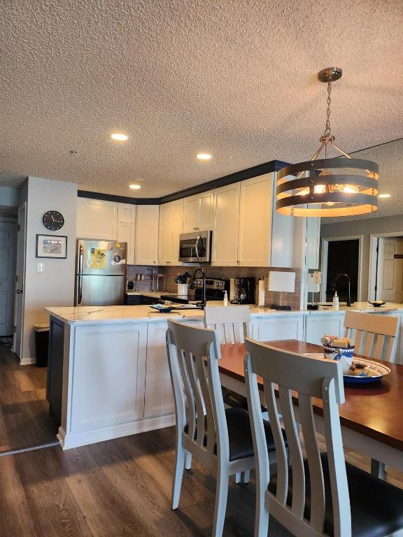 Hidden Harbour 2BR 2BA - Bayside Condo with Pool, Steps to Sand and Northside Park!, Ocean City