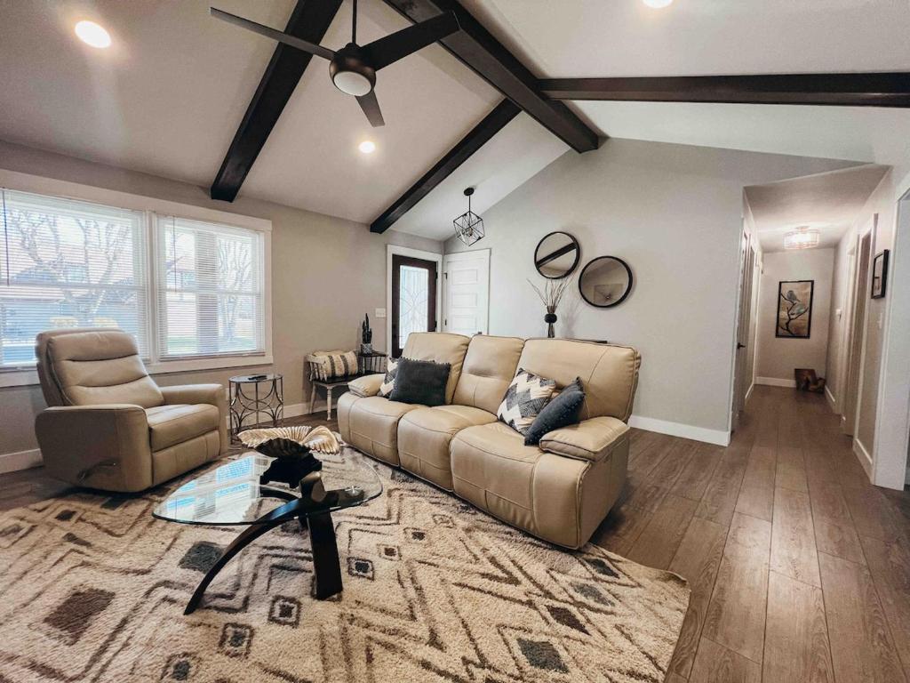 Modern Ranch 3 BDRM, sleeps 6 with HOT TUB, Newburgh