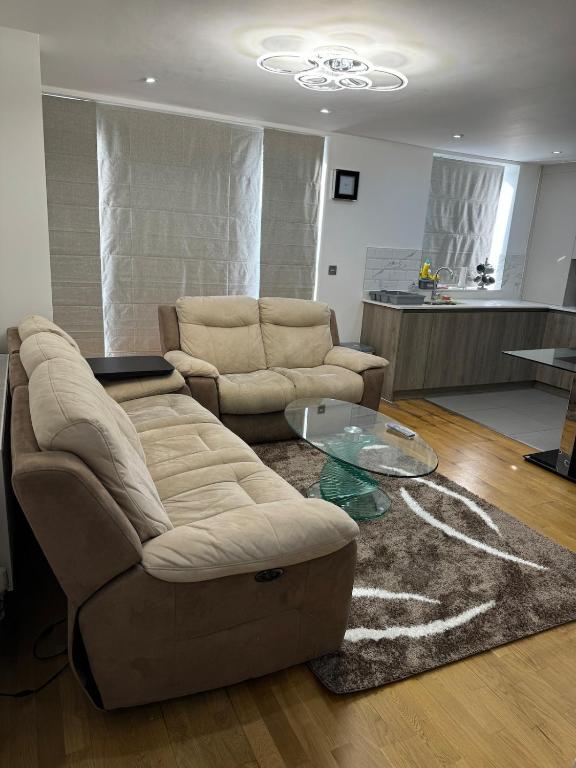 3 bedrooms and 2 bathrooms Flat, Heston