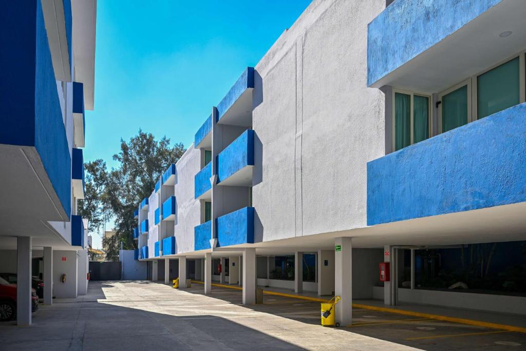 Vista Express Guadalajara Expo SureStay Collection by BW - 5