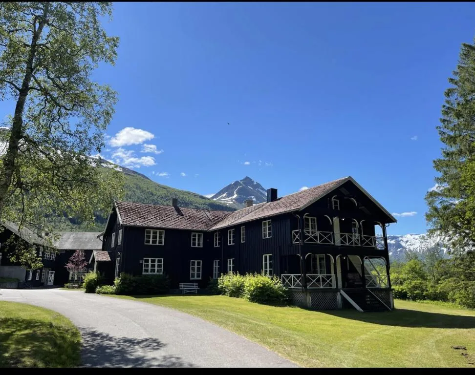 Phillipshaugen Lodge, hotel in Øksendalsøra
