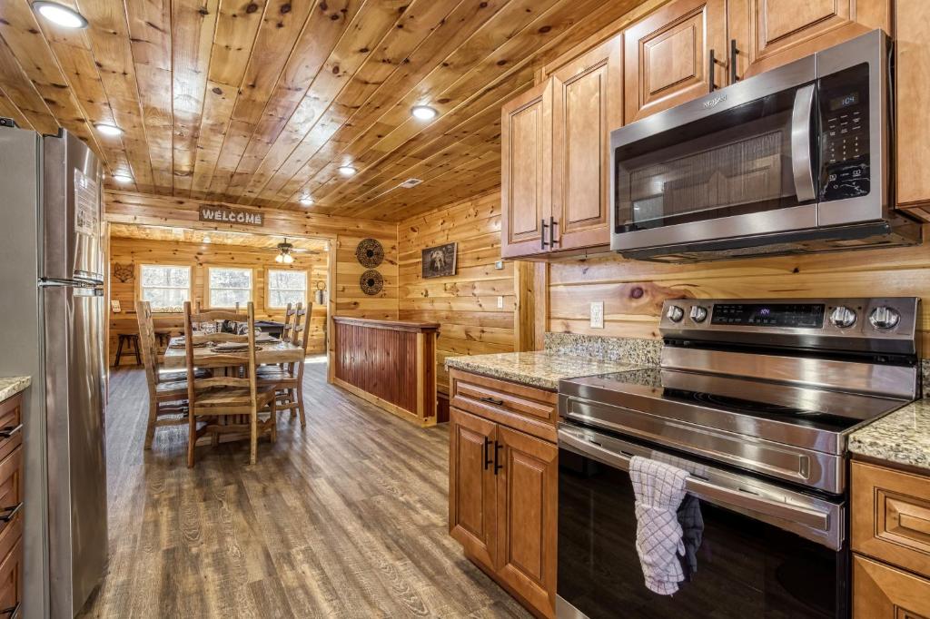 Hidden Haven, Hot Tub, FREE Attraction tickets for each paid day, Hot Tub, Game Room, WIFI!!!, Sevierville