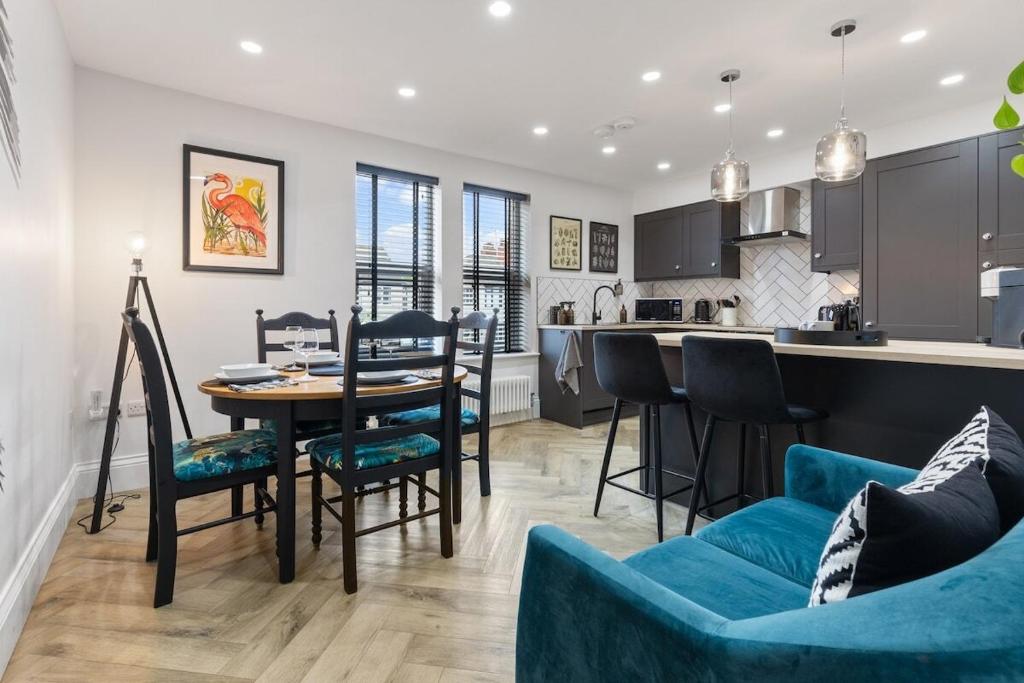 3a Roman View, beautifully appointed apartment in Roundhay, sleeps up to 6, bedrooms with en suite bathrooms, EV charging, Moortown