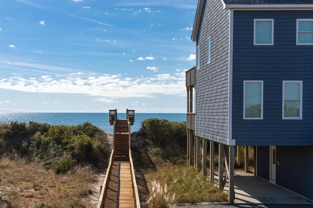 Boomerang- Oceanfront Log Cabin in North Topsail, North Topsail Beach