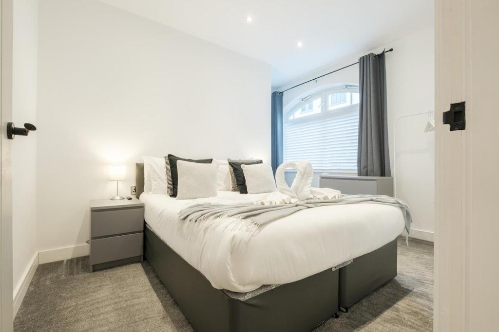 Spacious 1BR Centrally Located with Self Check-In, Wi-Fi, Parking Near Hull Marina & The Deep Aquarium, Hull