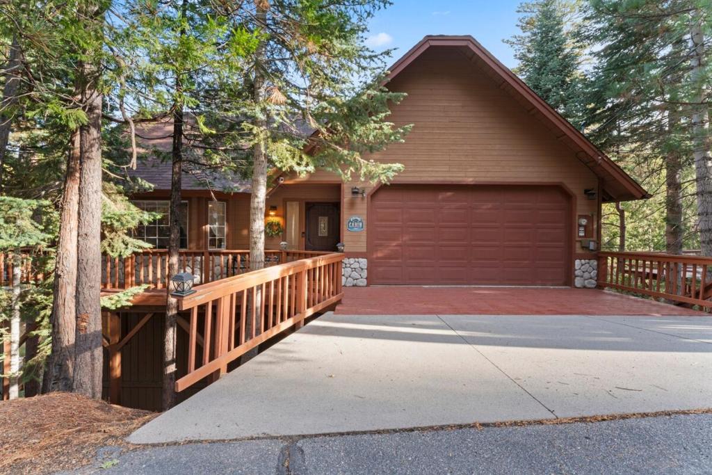 Arrowhead Treehouse Delight and Theater & Game Room!, Lake Arrowhead