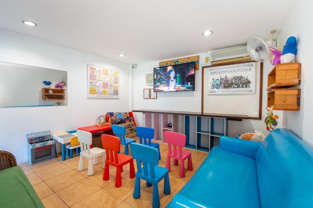 Shared lounge/TV area