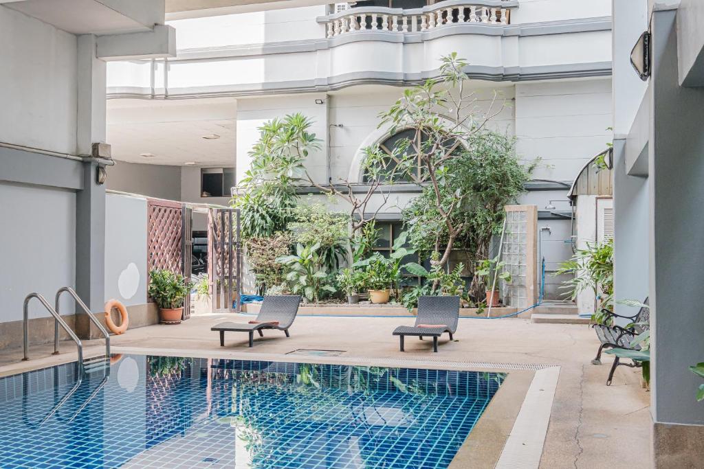 Swimming pool