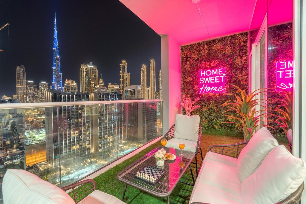 Burj View - Chic 2BR - 5min Dubai mall Canal, Dubaj