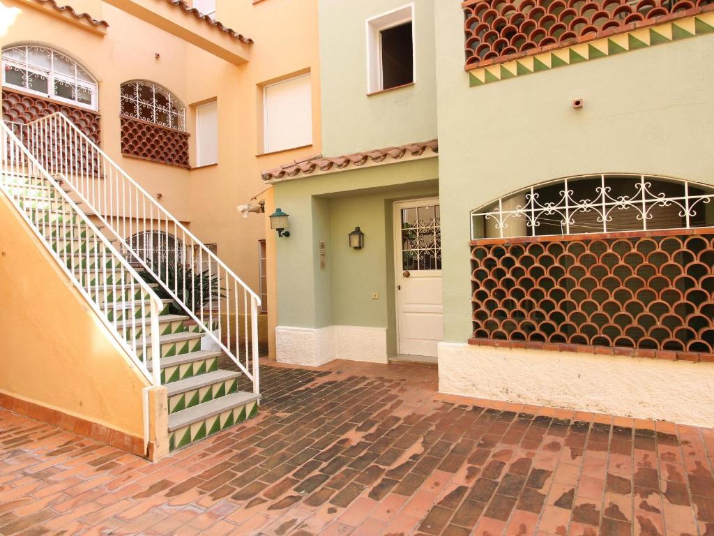 Apartamento céntrico con terraza y acceso cercano a la playa, bares y mercado en Empuriabrava - ES-228-181 - 4