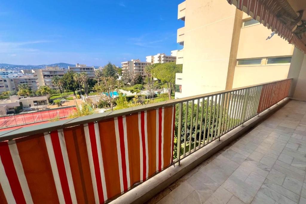 JUAN LES PINS - 4 people - swimming pool - tennis - 5