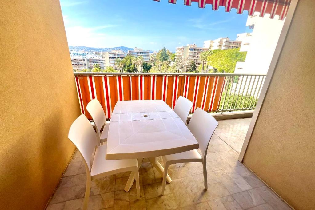 JUAN LES PINS - 4 people - swimming pool - tennis - 4