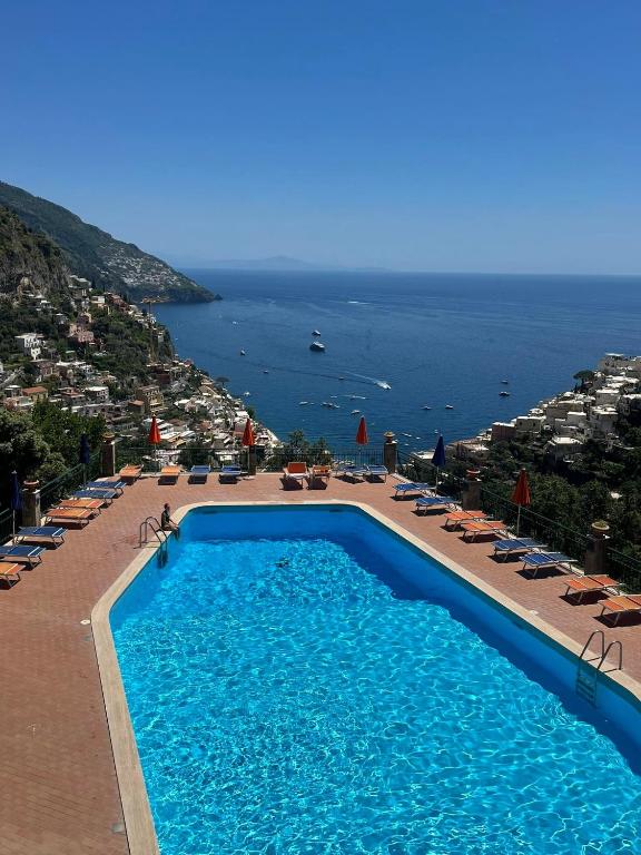 Flower Power Apartment - Overlooking Positano - for 6 guests with parking, terrace and seaview - 2 bathrooms and 3 bedrooms - 1