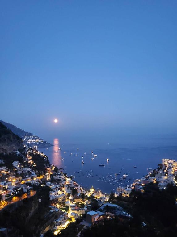 Flower Power Apartment - Overlooking Positano - for 6 guests with parking, terrace and seaview - 2 bathrooms and 3 bedrooms - 4