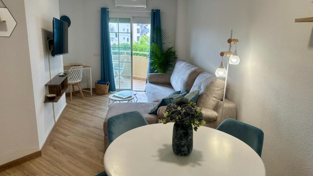 Carihuela Beach I by Holiday Homes Málaga - 5