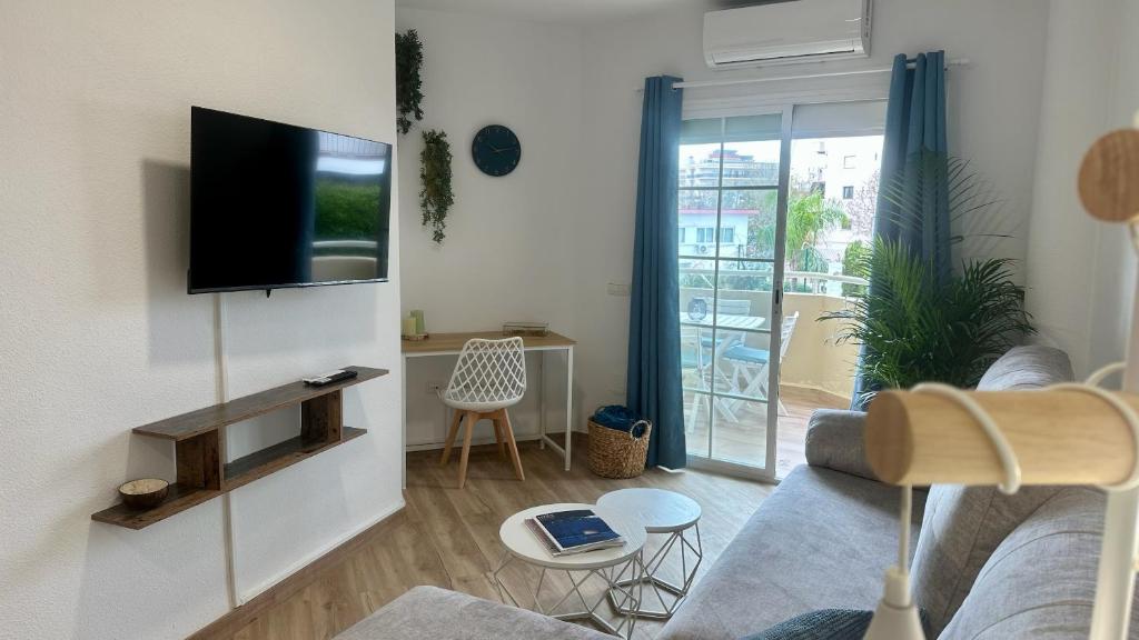 Carihuela Beach I by Holiday Homes Málaga - 4