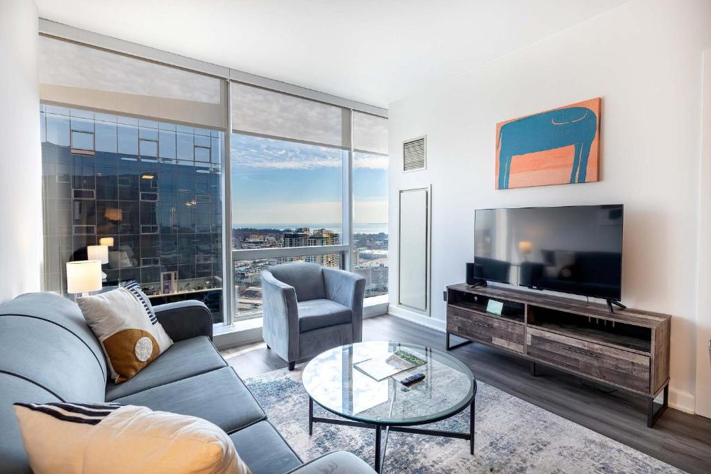 Luxury Modern Apt with Pool, Stamford