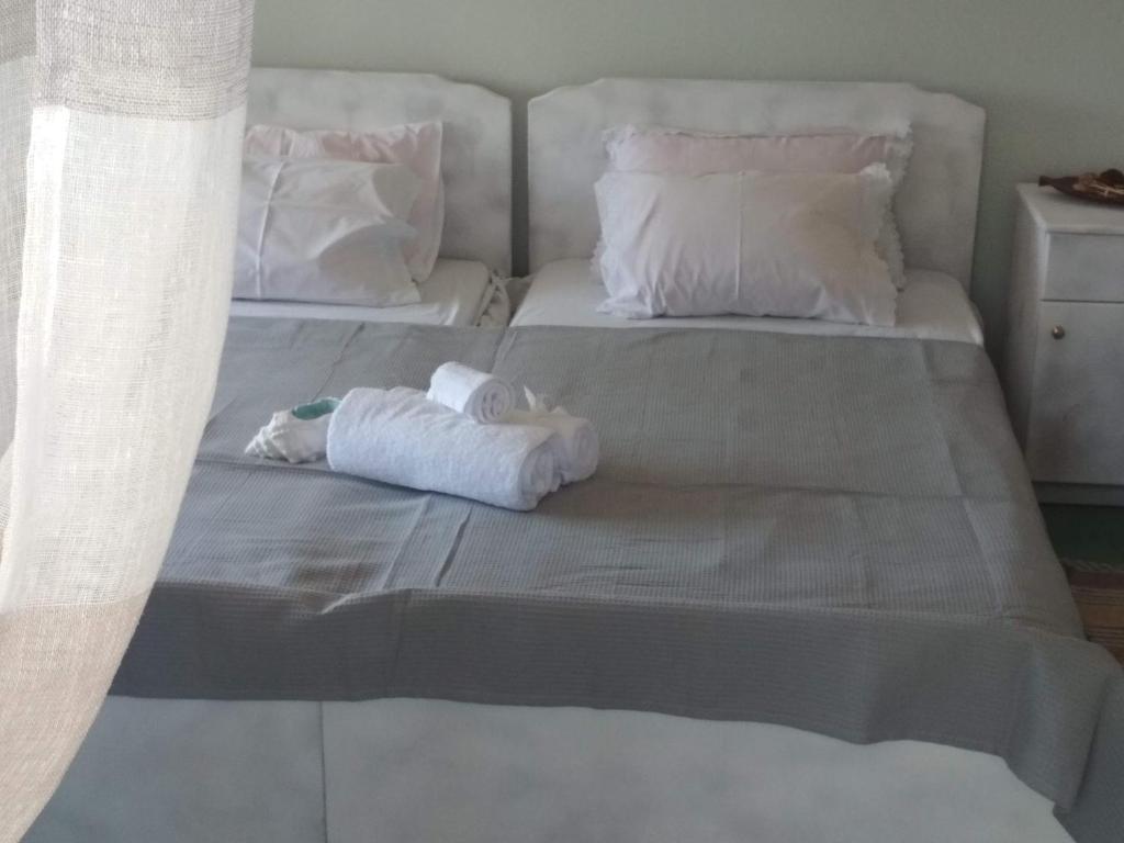 Beautiful Apartment in front of the sea with a mountain view, Néoi Póroi