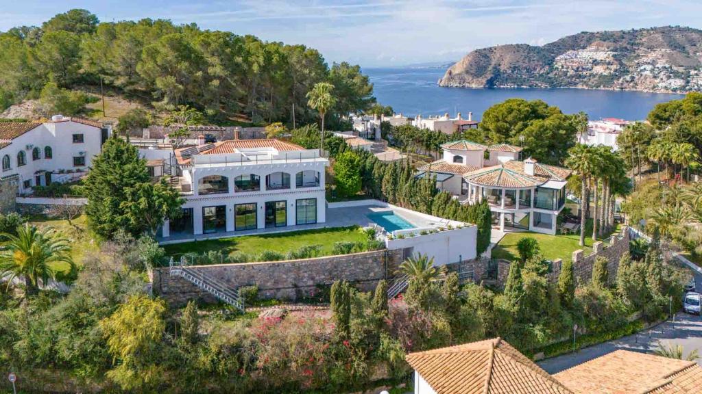 Luxury 4 bed villa with pool and views - 4