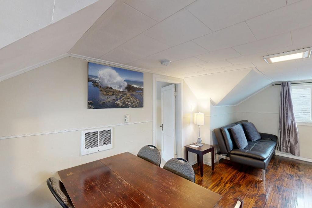 Dolphin 2, Rockaway Beach