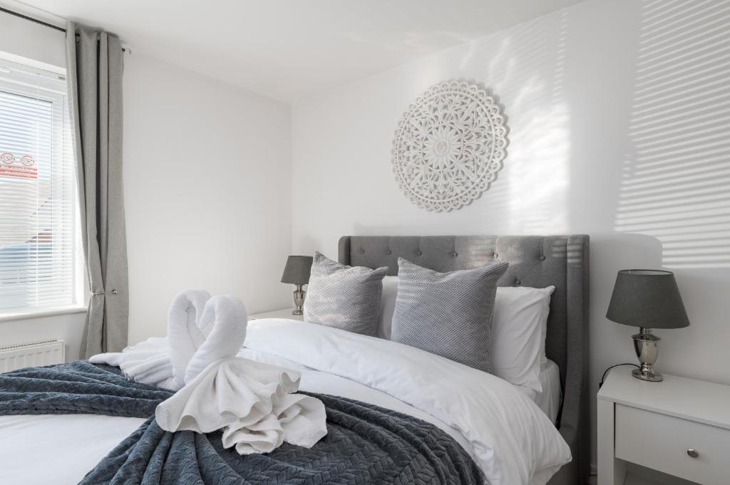 Comfortable 2-Bed Home with Parking & Fast Wi-Fi!, Milton Keynes