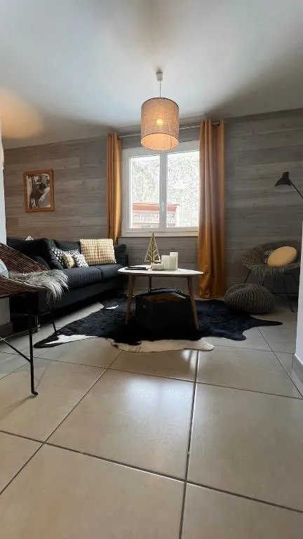 Jaune Génépi - 4 personnes - 49m2 et 17m2 terrasse, hotel in Valloire