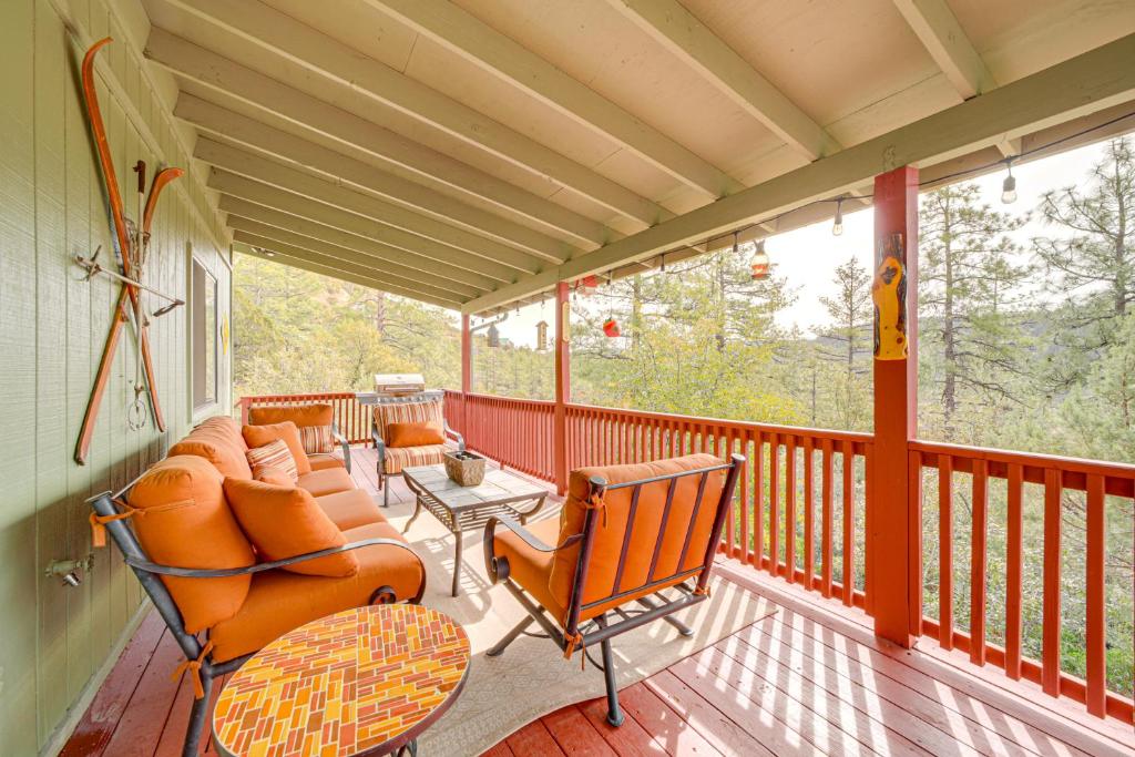 Strawberry Hideaway in the Pines with Hot Tub!, Pine