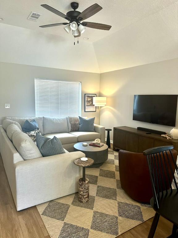 Perfect Home, Center of Aggieland - 3BR 3 BA 5Beds, College Station