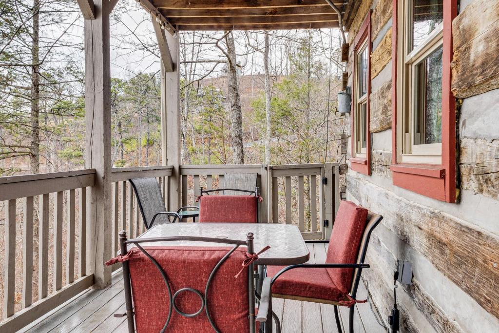 Spacious Gatlinburg Cabin with Hot Tub and Game Room 전경