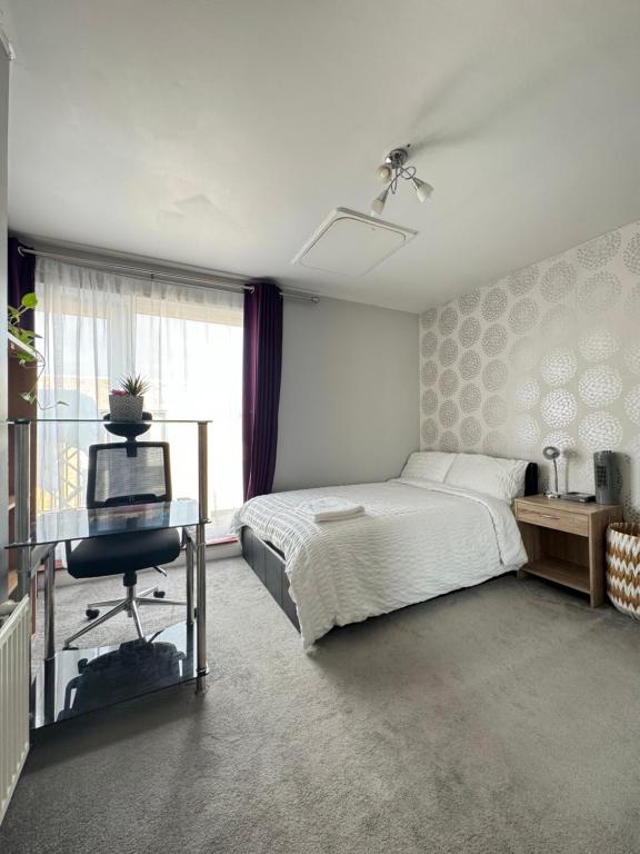 Ensuite Double Room with Balcony, Gravesend