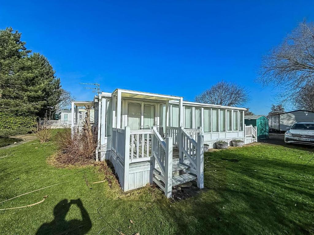 Lovely Caravan With Large Decking At Southview Holiday Park Ref 33108S, Skegness