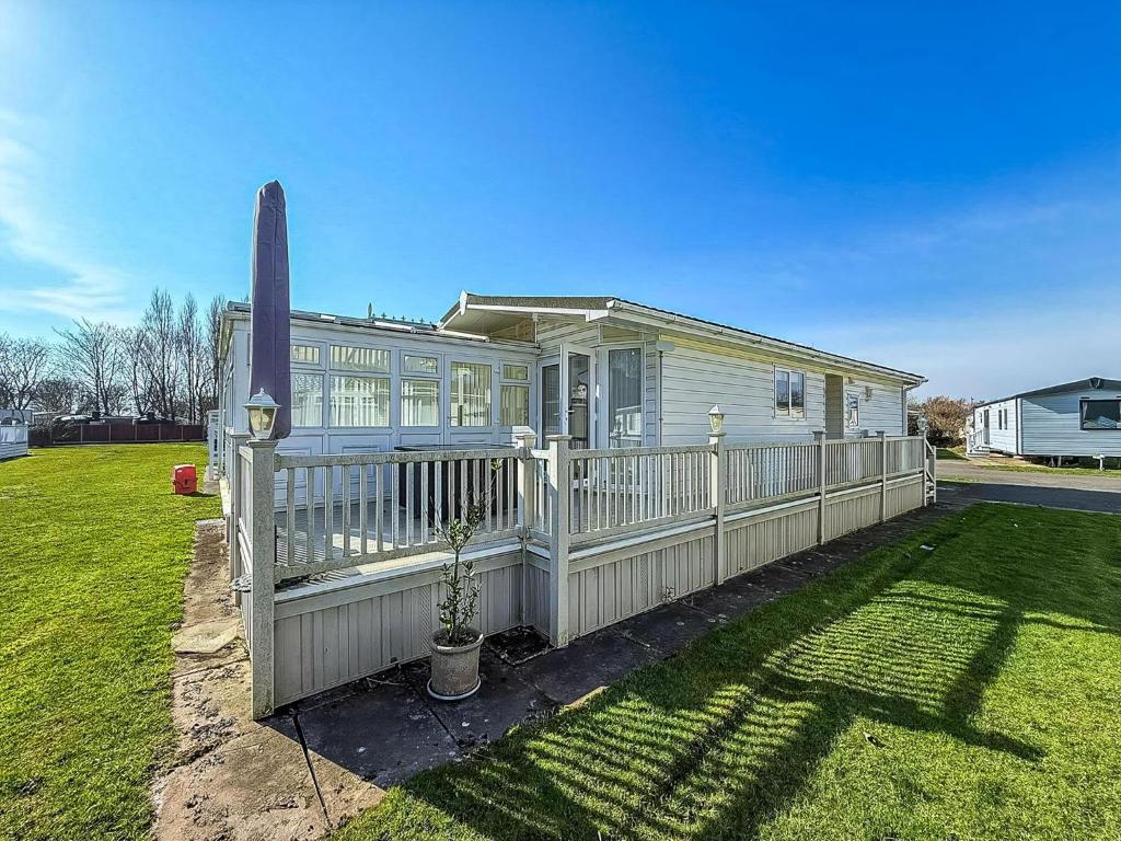 Gorgeous Lodge With Decking At Southview Holiday Park In Skegness Ref 33093V, Skegness