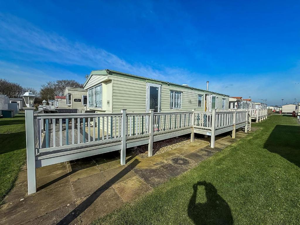 Lovely 8 Berth Caravan In Skegness With Free Wi-Fi, Ref 96023D, Skegness