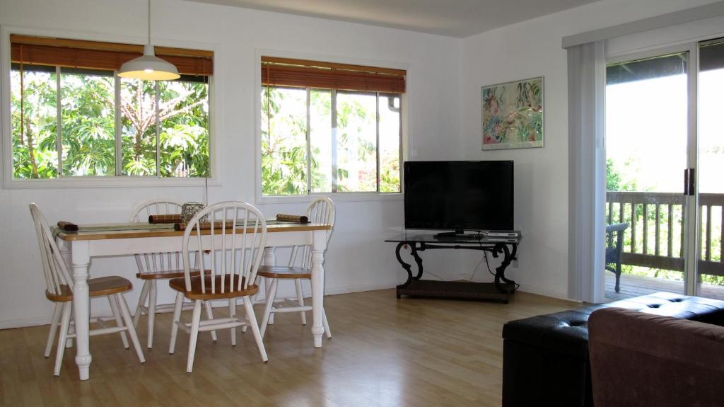 Yonegan Maui Getaways의 퀸 스튜디오 객실 내부