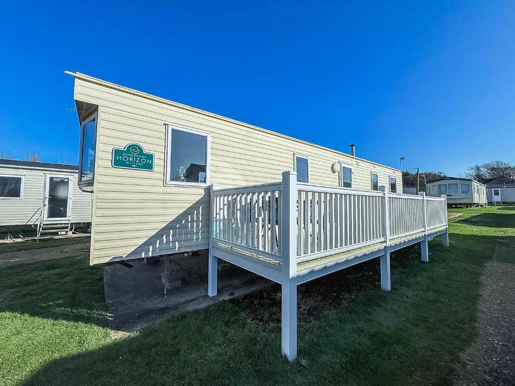 6 Berth Caravan For Hire With Decking At Manor Park In Norfolk Ref 23017S, Hunstanton