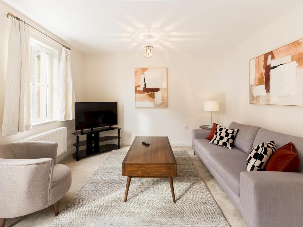 Pass the Keys Modern stylish family home private garden, Cheltenham