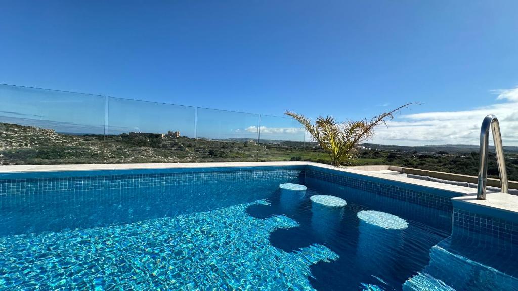 Penthouse in Mellieha with Private Pool & Large Terraces, Mellieħa