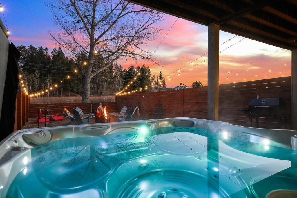 The Paddle House - Hot Tub & Fire Pit Stay, Custer