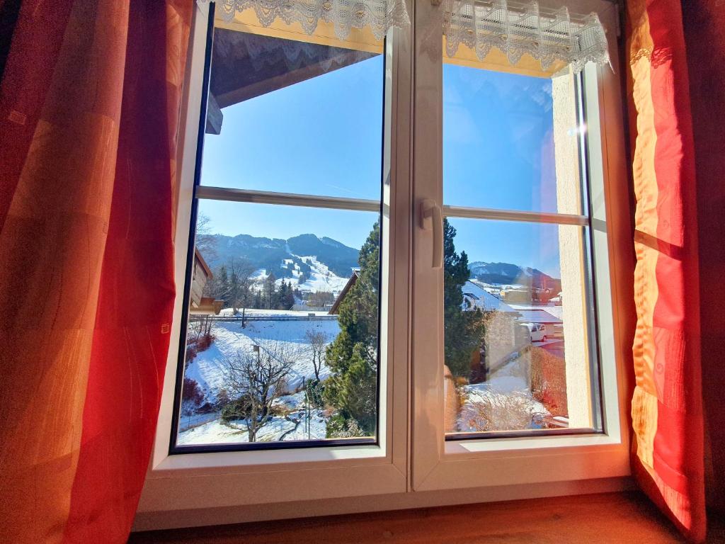 Haus Hindelang - 2 FeWos mit Zugspitzblick, inkl Königscard, gratis Parken & WLAN, Self Check-In, 5 Minuten ins Zentrum - 4